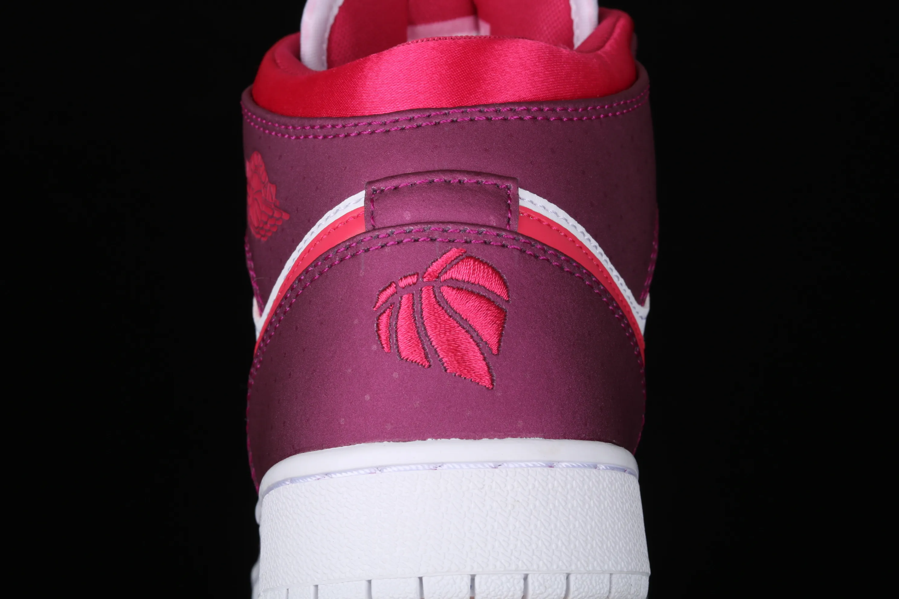 All Categories Air Jordan Jordan Series Basketball Shoes Air Jordan 1 Mid Air Jordan 1 Mid GS White Purple Buckle Broken China Full First Layer Authentic Standard 555112-661